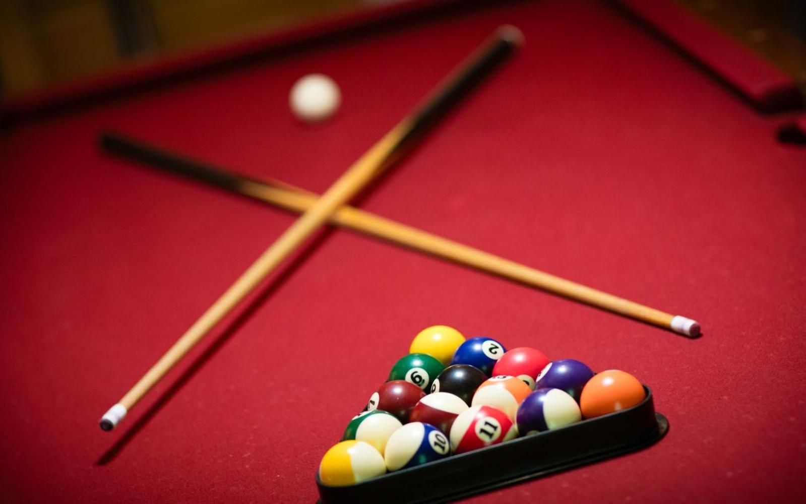 Hugs N Kisses Pool Table Hot Tub Pool Table Community Pool Close To Downtown 개틀린버그 외부 사진