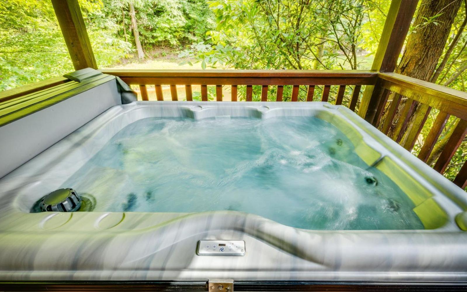 Hugs N Kisses Pool Table Hot Tub Pool Table Community Pool Close To Downtown 개틀린버그 외부 사진